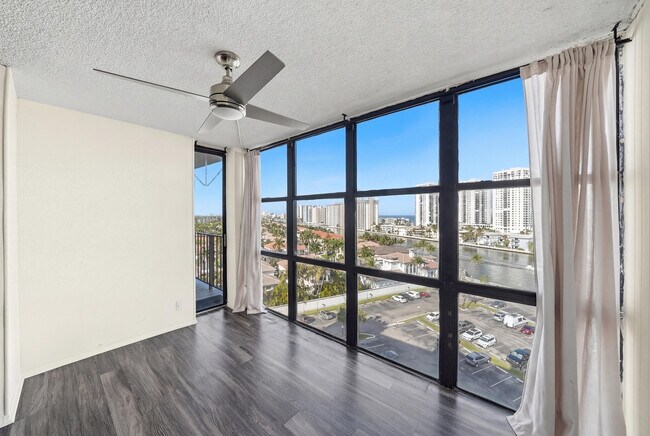 Photo - 1000 Parkview Dr Unit 1006