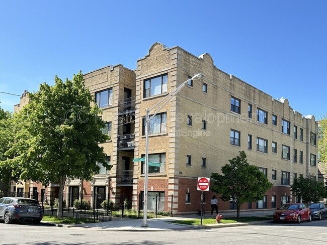 Building Photo - 2702 W Cortland St Unit 3