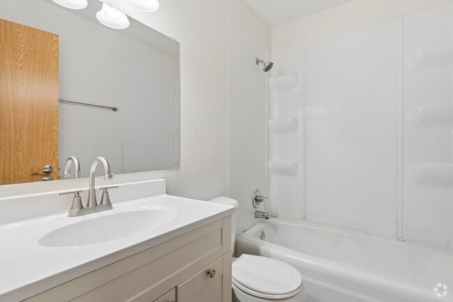 3BR, 1.5BA - 1,300SF - Bathroom