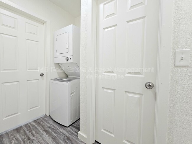 Photo - 1519 E Oak St Unit 17