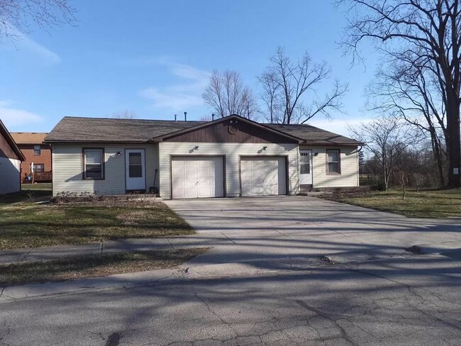 Building Photo - 172-174 Northwood Drive Unit 172