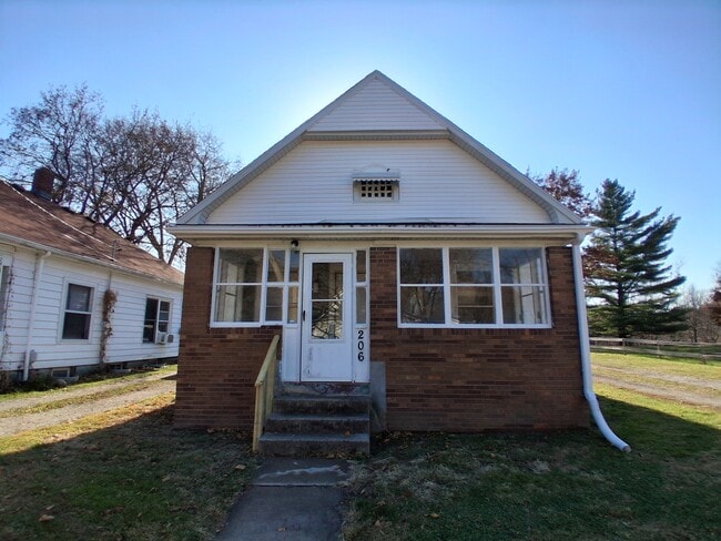 Building Photo - 206 W 7th St