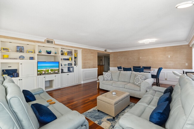 Photo - 3000 Holiday Dr Unidad 1002