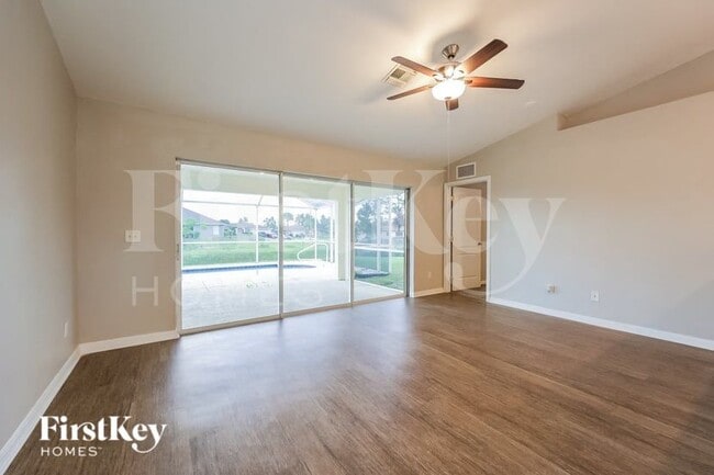 Photo - 1145 Edgewood St E