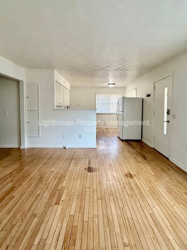 Photo - 2108 Woodbine Ave