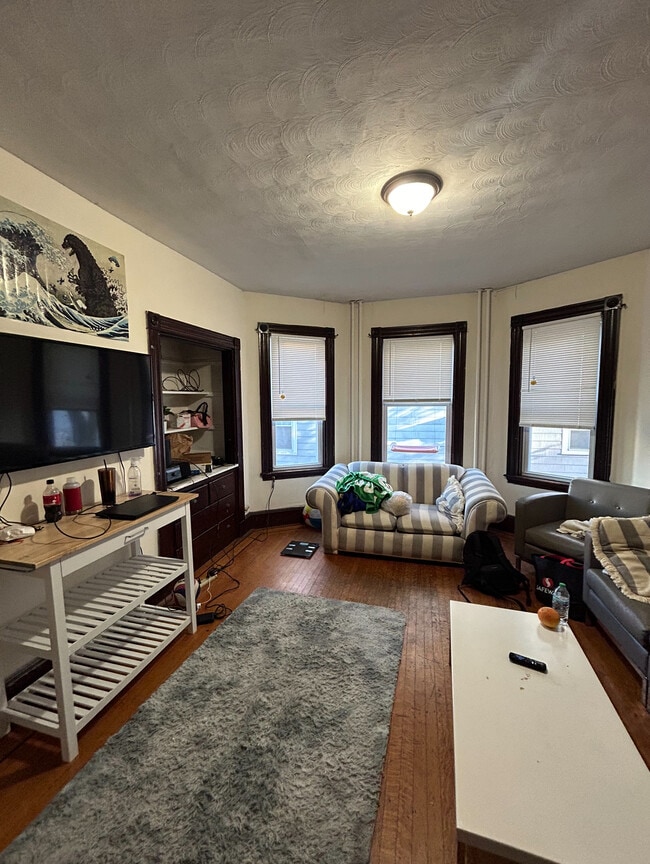 Building Photo - 17 Hillside St Unit 1