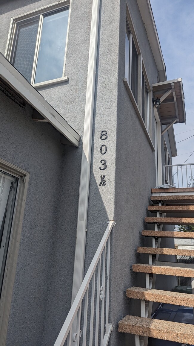 Building Photo - 803 1/2 Indiana Ave Unit 1