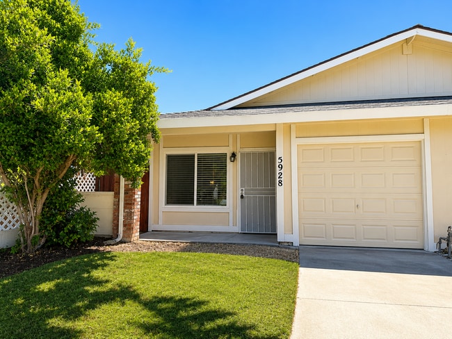 Building Photo - 5926-5928 Hilltop Drive Unit 5928