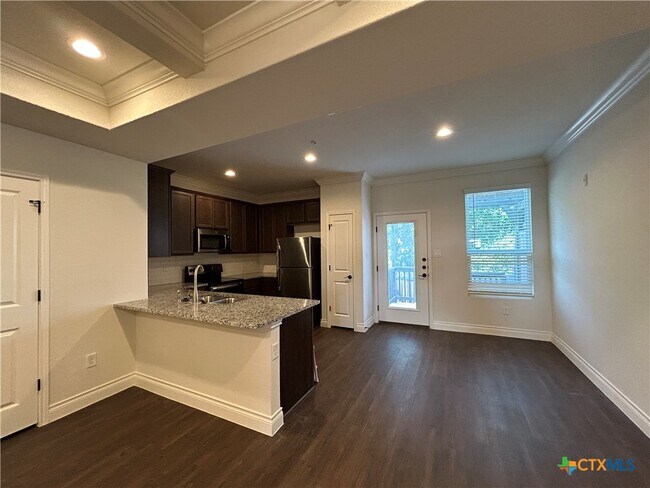 Photo - 318 Untermaier St