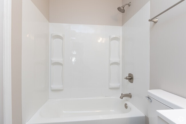 2BR, 1BA - 909SF - Bathroom