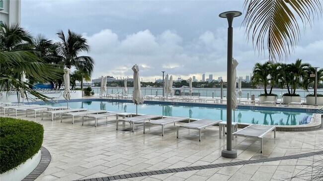 Building Photo - 1000 West Dr Unit 605