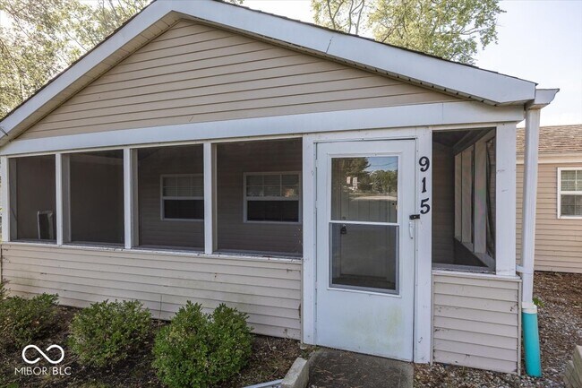 Photo - 915 E 108th St