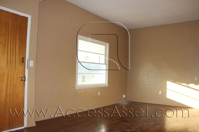 Photo - Charming 1 Bed/1 Bath Bottom Unit In The H...