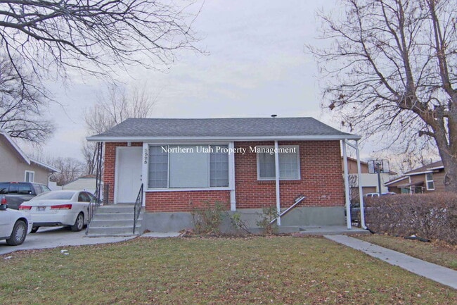 Building Photo - 2 Bed, 1 Bath Upper Unit Up