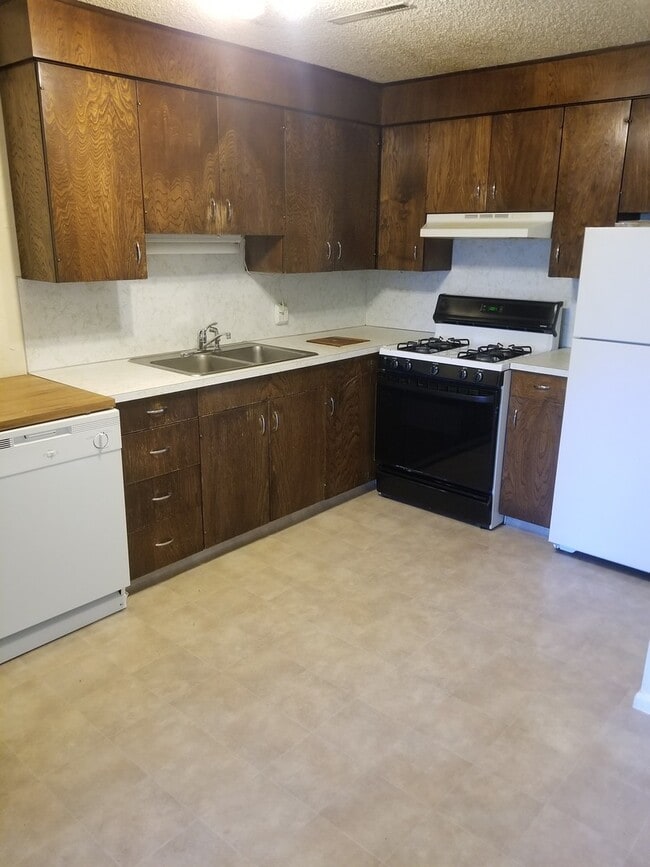 Photo - SINGLE FAMILY HOUSING -  2 bed/1 bath just off of University Parkway in Orem Unidad 7
