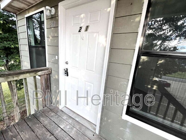 Building Photo - 606 Virginia St Unit Apt 201