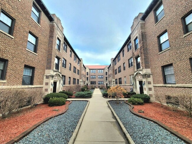 Photo - 1320.5 W Oak St Condo Unit E4