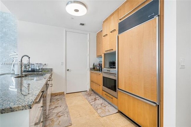 Building Photo - 16001 Collins Ave