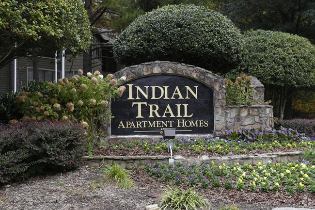 Letrero de entrada - Indian Trail Apartments
