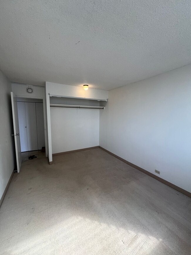 Photo - 1 bedroom, 1 bath, 1 parking in Moiliili!