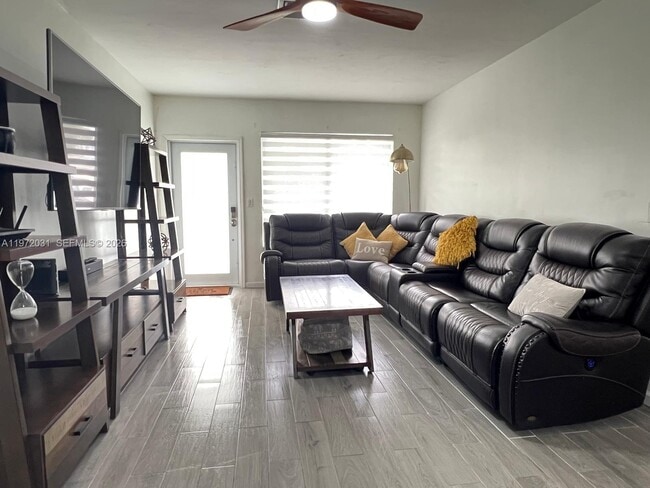 Photo - 1430 NE 149th St