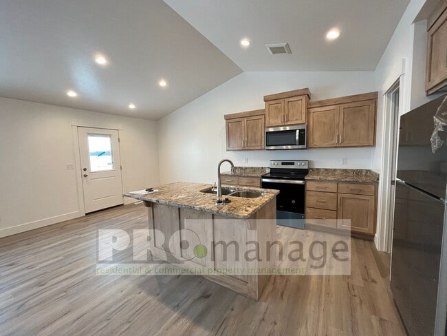 Photo - 3 Bed, 2 Bath Town Home w/ 2 Car Garage