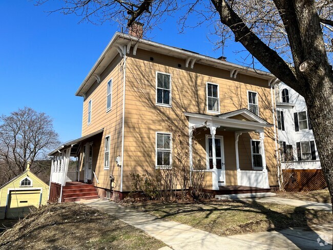 Building Photo - 692 Main St Rental