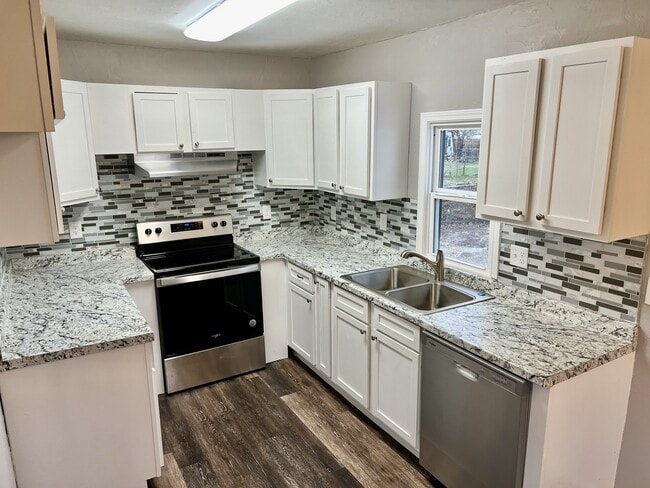 Photo - 301 E Rickenbacker Dr