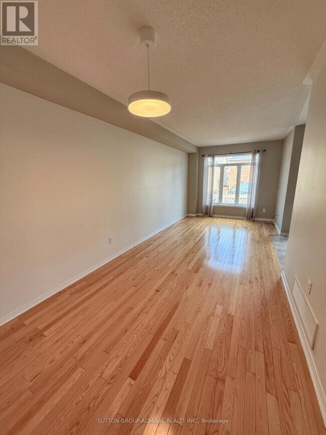 Photo - 35 White Spruce Crescent