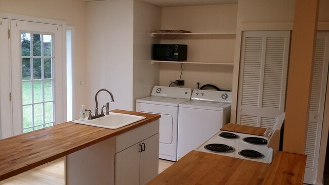 Photo - Available Mid August- 3bd, 2ba home with C...