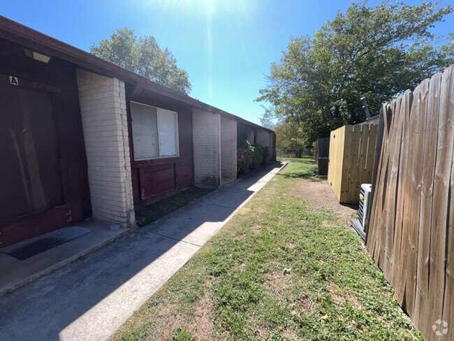 Building Photo - 2210 Silverway Dr Unit 2210 Silverway B Rental
