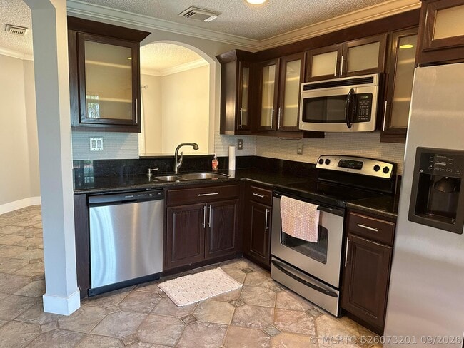 1044 Arezzo Cir