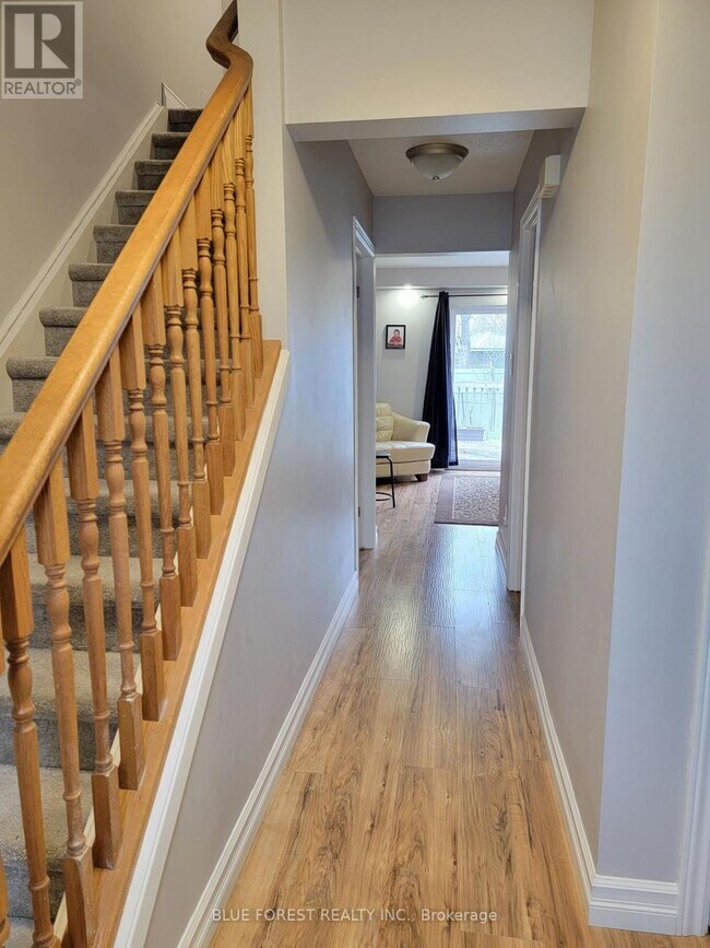 Photo - 801 Osgoode Dr