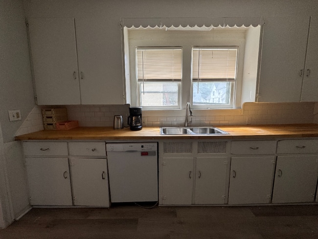 Photo - 405 Carrier St NE