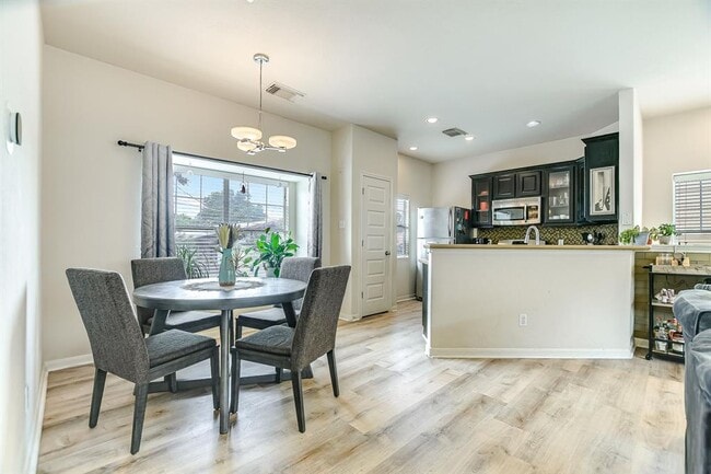 Photo - 2913 Saville Loop