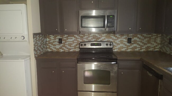 Photo - 663 Watson St