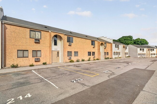 Building Photo - 14 Scarborough Ln Unit D