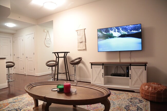 Building Photo - 1111 Oronoco St Unit 326