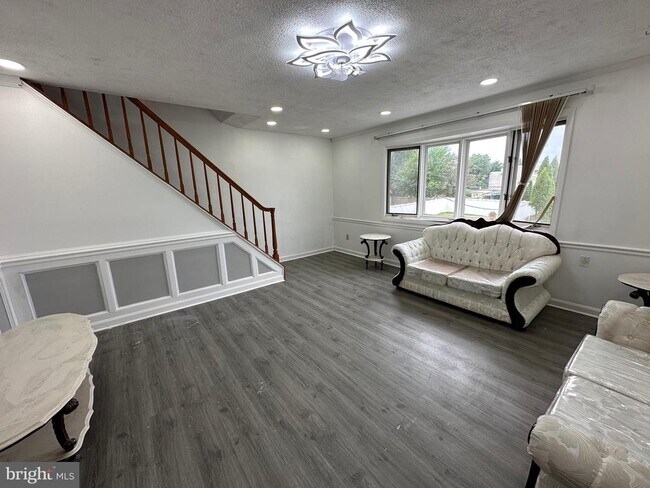 Photo - 10817 Kelvin Ave