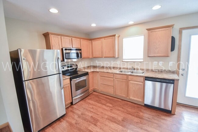 Photo - RENT SPECIAL!!! 2 Bedroom 2.5 Bath Townhome in Urbandale with attached two car garage.