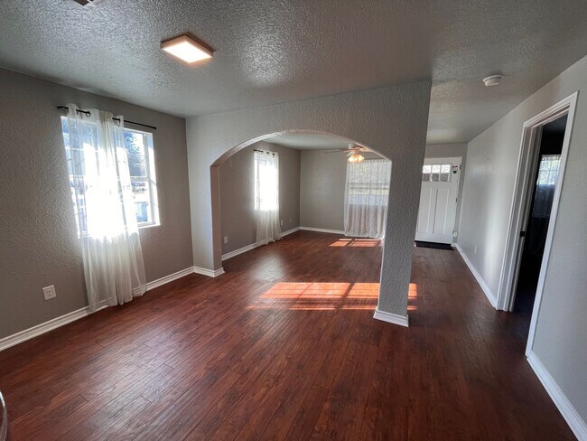 Photo - 613 S L B J Dr