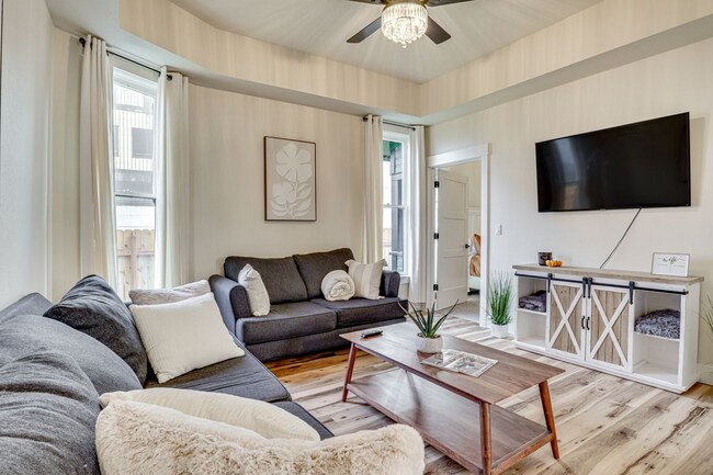 Photo - 275 Monmouth St