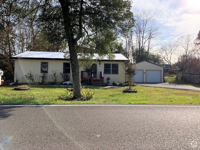 Building Photo - 3 bedroom / 2 bath One Level Home Johnson ...