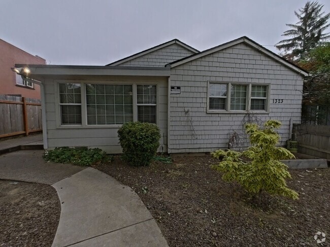 Building Photo - 3 Bedroom Campus House
