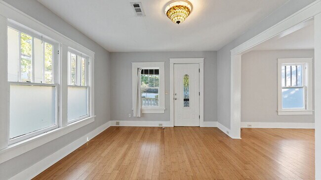 Photo - Super Cute One bedroom - Arts and Crafts s...