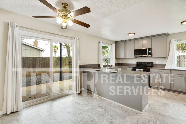 Photo - Modern 3 Bedroom Rosemont home with large ...