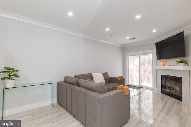 Photo - 255 S Pickett St Unidad 101