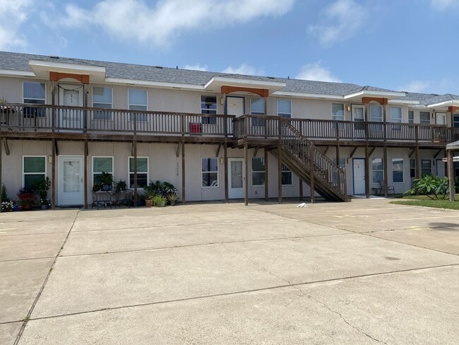 Building Photo - AFFORDABLE ISLAND LIVING!