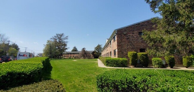 Building Photo - Fairfield Hedges at Bay Shore Rental