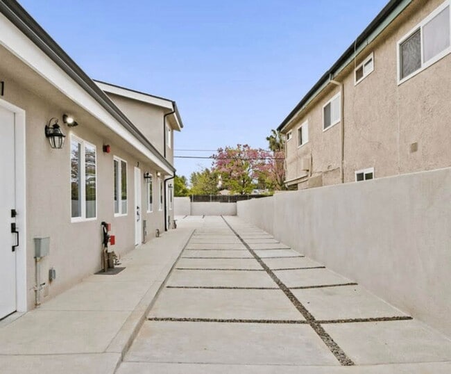 Photo - 10914 Columbus Ave Unit 1